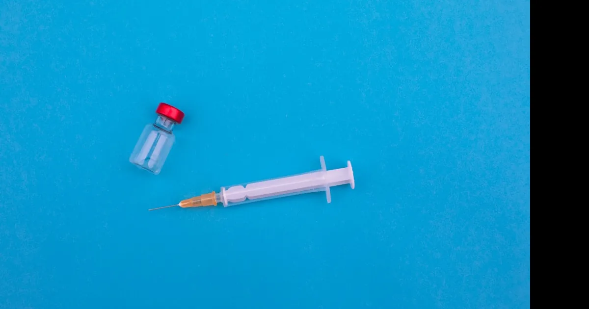 Frasco de vacina da dengue com seringa — Qdenga e Butantan-DV 2026