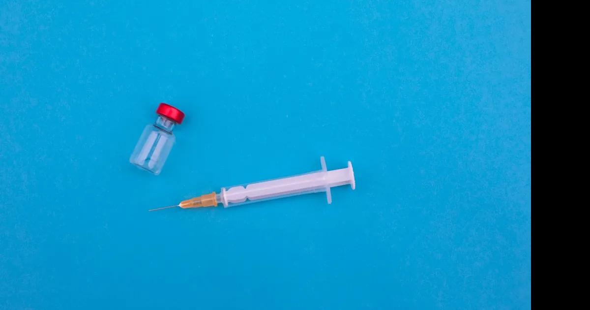 Frasco de vacina da dengue com seringa — Qdenga e Butantan-DV 2026