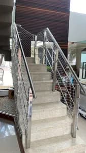 Rede de proteção fixada em guarda-corpo de aço inox de escada de granito no bairro Planalto em Campo Grande MS - UauTelas Bairro Planalto MS