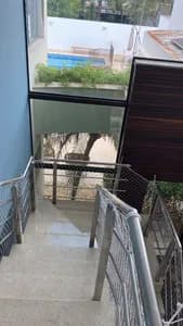 Vista superior de escada interna com rede de proteção fixada no corrimão de inox no bairro Planalto em Campo Grande MS - UauTelas Bairro Planalto MS