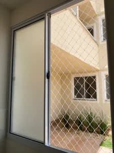 Rede de proteção branca instalada em janela de esquadria de alumínio no bairro Coronel Antonino em Campo Grande MS - UauTelas Bairro Coronel Antonino MS