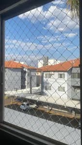 Rede de proteção instalada em vão de janela de apartamento com vista para pátio no bairro Mata do Jacinto em Campo Grande MS - UauTelas Bairro Mata do Jacinto MS