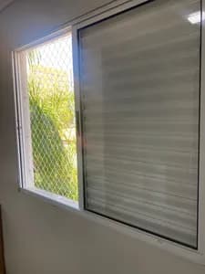 Janela veneziana branca com rede de proteção instalada no vão aberto no bairro Mata do Jacinto em Campo Grande MS - UauTelas Bairro Mata do Jacinto MS