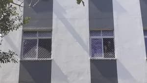 Redes de proteção brancas instaladas em janelas de edifício residencial no bairro Planalto em Campo Grande MS - UauTelas Bairro Planalto MS
