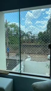 Rede de proteção para janela blindex de sala residencial com vista para rua no bairro Planalto em Campo Grande MS - UauTelas Bairro Planalto MS