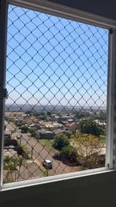 Rede de proteção preta em janela de quarto com vista panorâmica em Maracaju. - UauTelas Maracaju MS