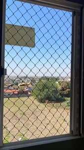Rede de proteção preta instalada em janela residencial de condomínio. - UauTelas Maracaju MS