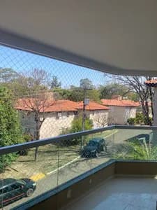 Rede de proteção branca instalada em sacada ampla com guarda-corpo de vidro no bairro Mata do Jacinto em Campo Grande MS - UauTelas Bairro Mata do Jacinto MS