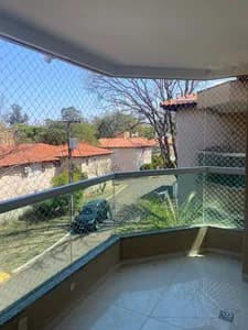 Vista vertical de sacada com rede de proteção branca e guarda-corpo facetado de vidro no bairro Mata do Jacinto em Campo Grande MS - UauTelas Bairro Mata do Jacinto MS