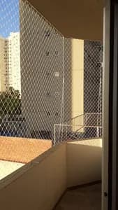 Rede de proteção branca instalada em sacada de apartamento com parapeito de alvenaria no bairro Planalto em Campo Grande MS - UauTelas Bairro Planalto MS