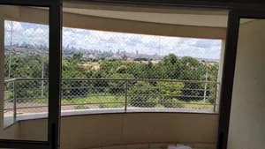 Rede de proteção em sacada curva com guarda-corpo em inox e vista da cidade no bairro São Francisco em Campo Grande MS - UauTelas Bairro São Francisco MS