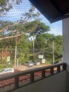 Rede de proteção preta instalada em varanda residencial com guarda-corpo de madeira no bairro Mata do Jacinto em Campo Grande MS - UauTelas Bairro Mata do Jacinto MS