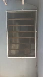 Tela mosquiteiro em perfil de alumínio instalada em janela basculante vertical no bairro Planalto em Campo Grande MS - UauTelas Bairro Planalto MS