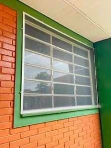 Tela mosquiteiro com moldura de alumínio branco perfeitamente encaixada na esquadria da janela. - UauTelas Terenos MS