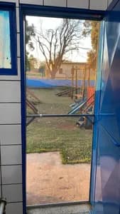 Vista através de tela mosquiteiro em porta para área externa no bairro Piratininga em Campo Grande MS - UauTelas Bairro Piratininga MS