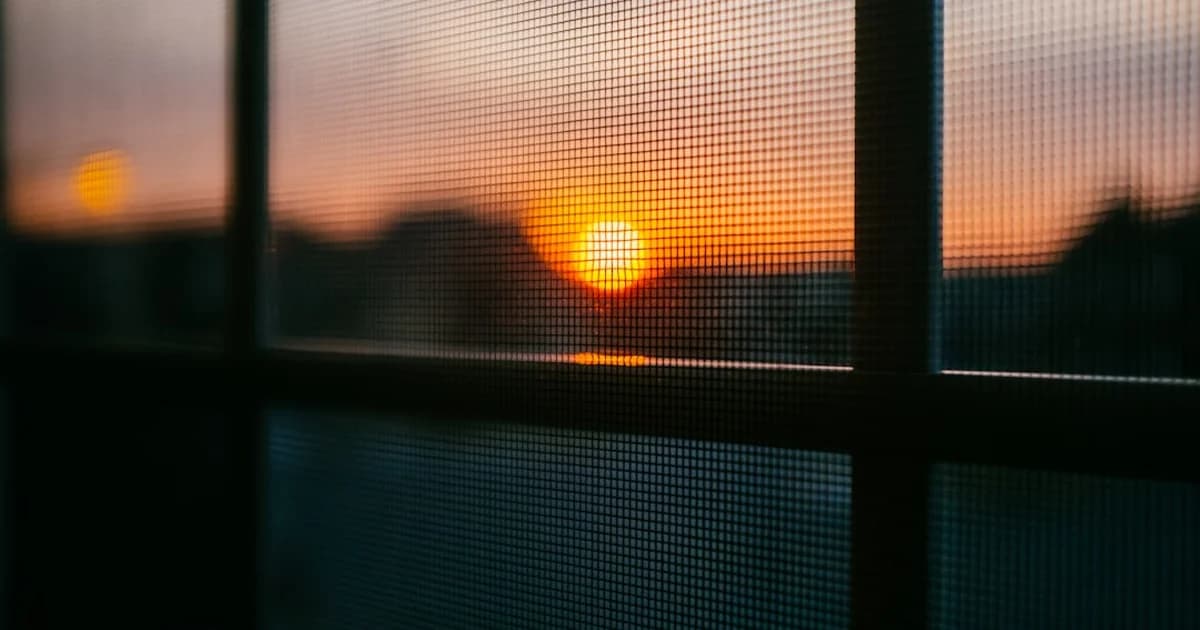 Lavanderia com janela protegida por tela mosquiteira