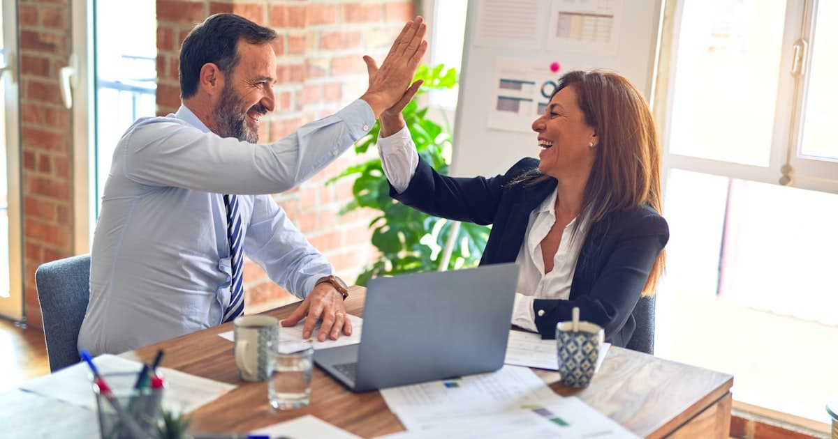 Gato e cachorro seguros em varanda com rede de proteção