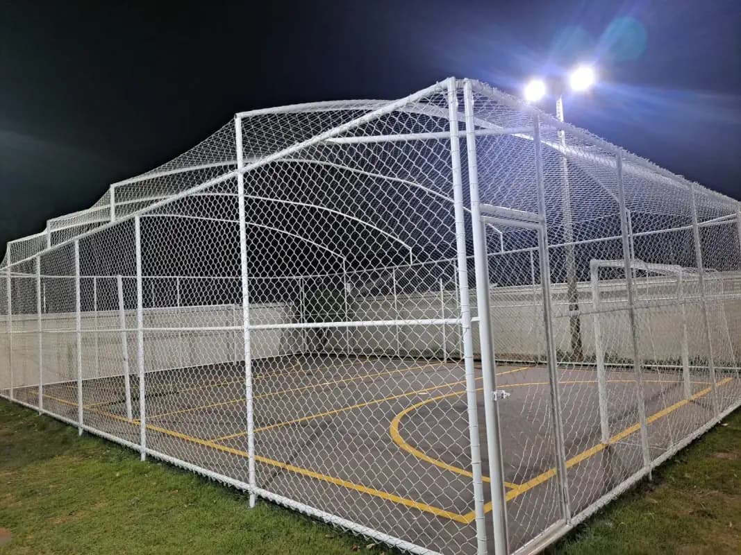 Redes de proteção instaladas em quadra esportiva
