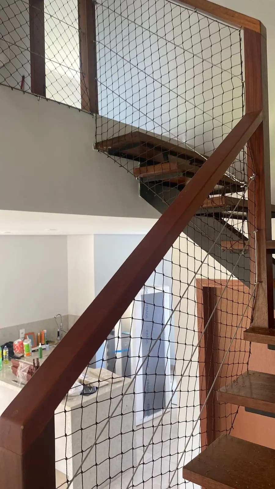 Tela de proteção para escadas