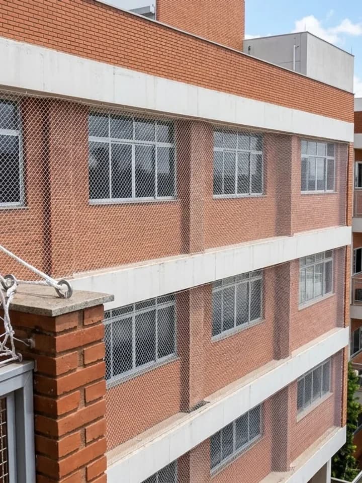 Pôster Web Story Alerta SBP 2026: Prevenção de Quedas Infantis em Janelas & Sacadas