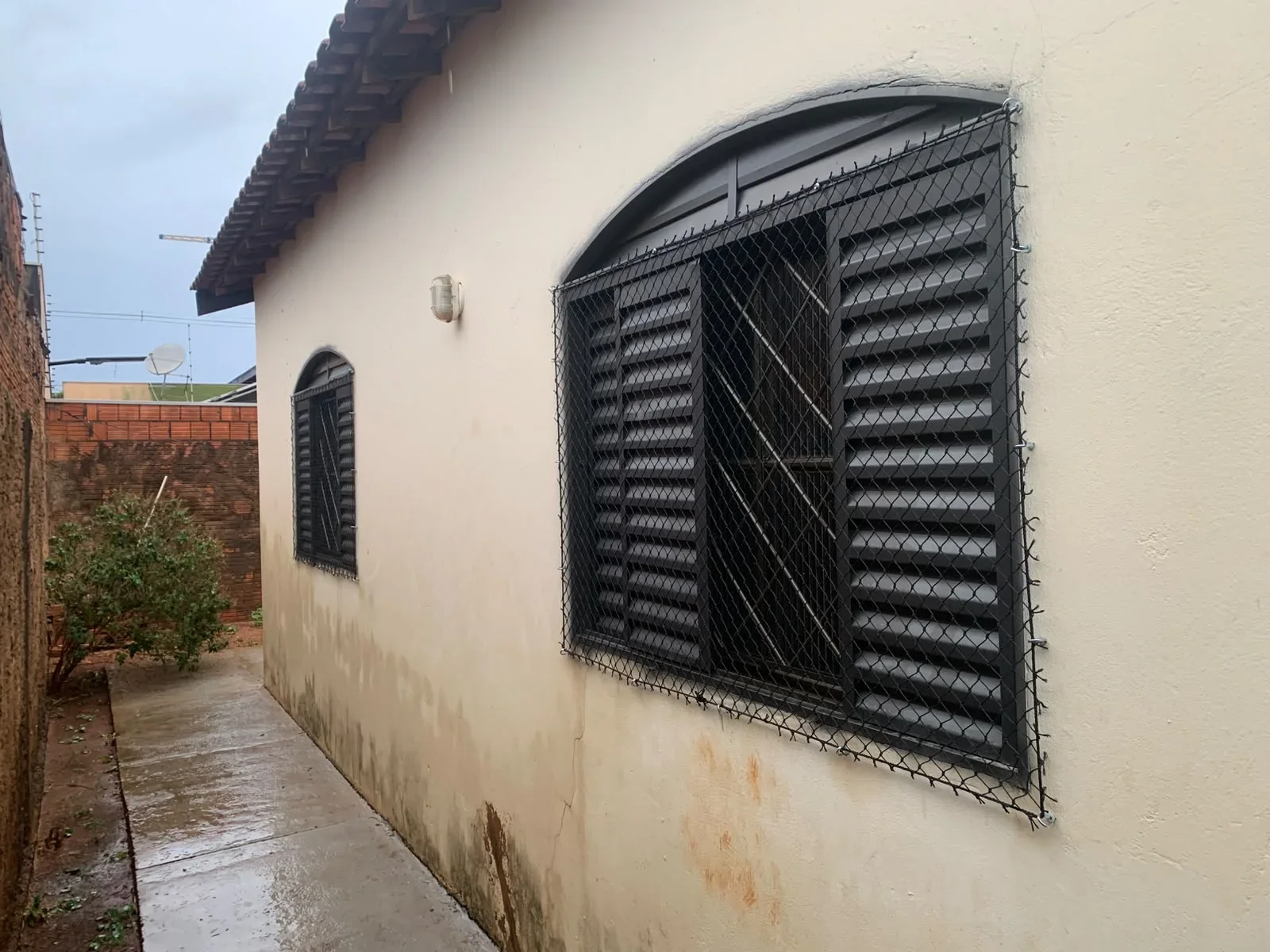 Portão de alumínio com rede de proteção 3x3 para gatos na Vila Manoel Taveira em Campo Grande MS