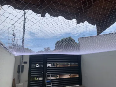 Rede de proteção malha 5x5 cm em teto de quintal todo para sistema anti-fuga de gatos no Bairro Jardim Morenão em Campo Grande MS - UauTelas