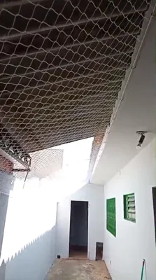 Vídeo de fechamento completo de teto residencial com rede de proteção branca malha 5x5 cm anti-fuga para gatos na Vila Ieda em Campo Grande MS - UauTelas