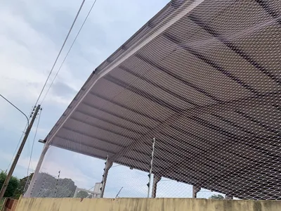 Fechamento de quadra poliesportiva com rede de proteção branca PEAD virgem ABNT NBR 16046 malha 5x5 cm contra entrada de pombos em Dois Irmãos do Buriti MS - UauTelas