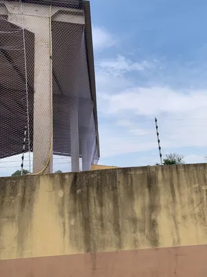 Detalhe lateral da estrutura e vedação superior com rede de proteção malha 5x5 cm na quadra em Dois Irmãos do Buriti MS - UauTelas