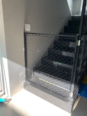 Vídeo Real: Portão de Metalon com Rede de Proteção Escura para Escadas no Condomínio Alphaville em Campo Grande MS - UauTelas
