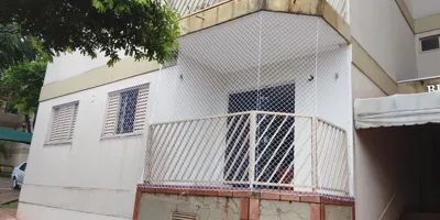 Rede de proteção branca 100% PEAD virgem ABNT NBR 16046 malha 5x5 cm fio 2,0mm em sacada e janelas no Condomínio Monte Castelo em Campo Grande MS - UauTelas