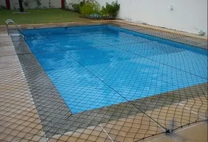 Rede de proteção preta de alta resistência cobrindo piscina residencial em quintal no bairro Autonomista em Campo Grande MS