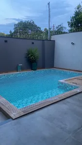 Rede de proteção para piscina instalada sobre deck de madeira em área de lazer residencial no bairro Carvalho em Campo Grande MS