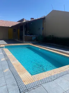 Rede de proteção preta cobrindo piscina retangular em área de lazer residencial no bairro Dr. Albuquerque em Campo Grande MS