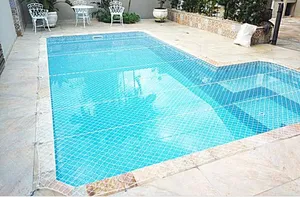 Rede de proteção para piscina residencial instalada com ganchos perimetrais e malha de segurança esticada no bairro Guanandi em Campo Grande MS