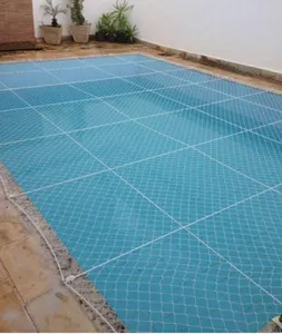 Rede de proteção instalada sobre piscina em área externa com deck e fixação em buchas e ganchos no bairro Guanandi em Campo Grande MS