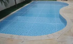 Rede de proteção para piscina com ganchos perimetrais em piso de pedra são tomé no bairro Jacy em Campo Grande MS