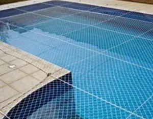 Foto desfocada e de baixa resolução de rede de proteção em piscina no bairro Jacy em Campo Grande MS