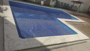 Visão ampla de piscina com rede de proteção branca instalada em área de lazer residencial no bairro Moreninha em Campo Grande MS