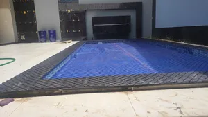 Rede de proteção para piscina instalada sobre borda de granito em área de lazer residencial no bairro Taquarussu em Campo Grande MS