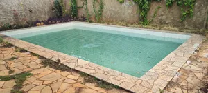 Rede de proteção instalada sobre piscina residencial em borda de pedra no bairro Universitário em Campo Grande MS