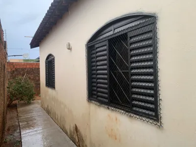 Estrutura sob medida de portão em alumínio com rede 3x3 e janelas com rede de proteção branca na Vila Manoel Taveira em Campo Grande MS - UauTelas