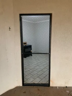 Detalhe do portão de alumínio com rede malha 3x3 anti-fuga para gatos na Vila Manoel Taveira - UauTelas