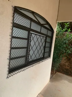 Vista geral da fachada com redes de proteção na Vila Manoel Taveira - UauTelas