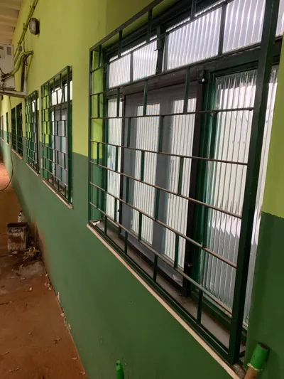 Detalhe da Malha de Fibra de Vidro com PVC e Perfil de Alumínio na Padaria Padarelli no Bairro Parati - UauTelas