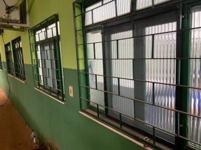 Vista Interna da Tela Mosquiteira de Alumínio Preto na Cozinha da Padaria Padarelli - UauTelas