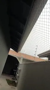 Vídeo real de rede anti-fuga para gatos com hastes inclinadas a 45 graus sobre muro residencial em Campo Grande MS - UauTelas